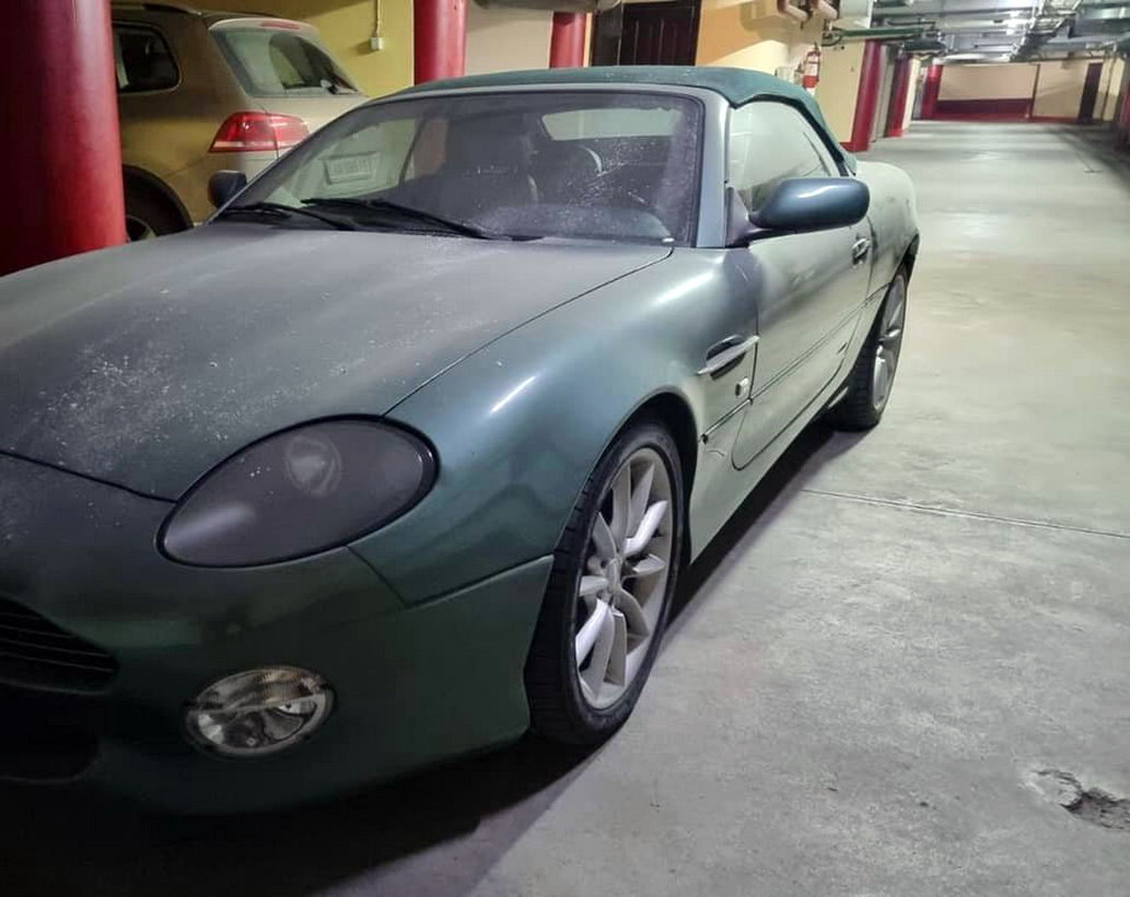 Пылится на подземном паркинге: в Киеве обнаружен заброшенный спорткар Aston Martin